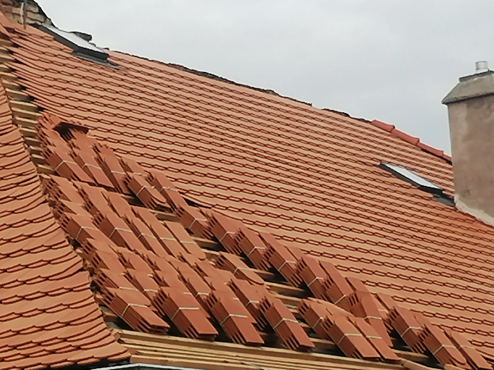 Pokládka střechy materiál pálená taška